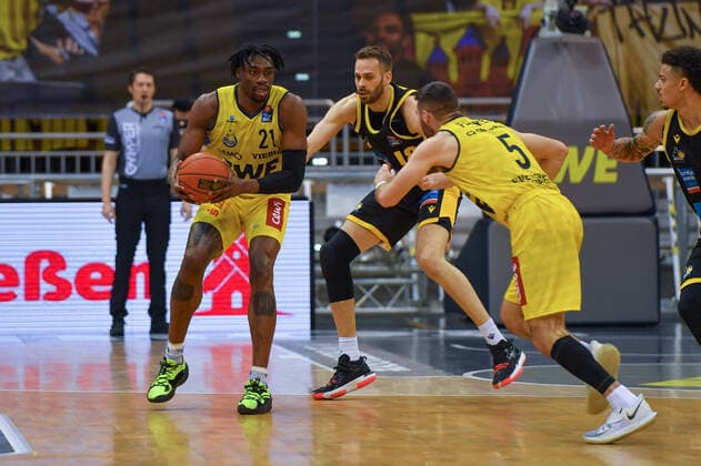 GER, Basketball,easy Credit-BBL, EWE Baskets Oldenburg vs MHP RIESEN Ludwigsburg 15.01.2022, EWE Arena, Oldenburg, GER, easy Credit-BBL, EWE Baskets Oldenburg vs MHP RIESEN Ludwigsburg , im Bild Tai ODIASE ( EWE Baskets Oldenburg 21 ) Jonas WOHLFARTH-BOTTERMANN ( MHP Riesen Ludwigsburg 18 ) Matt FARRELL ( EWE Baskets Oldenburg 5 )