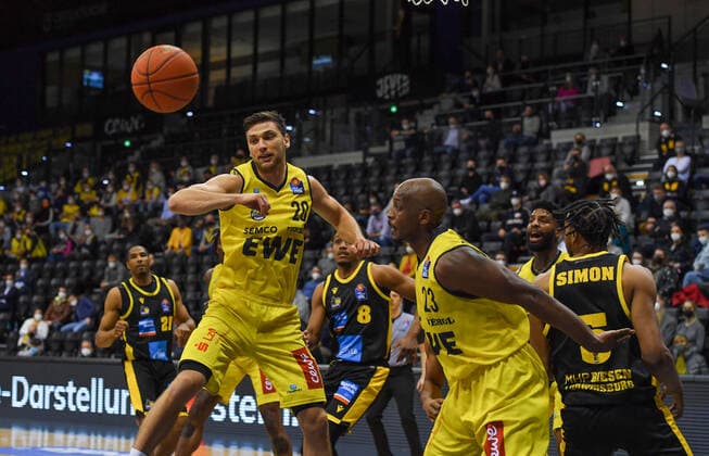 Sport Bilder des Tages GER, Basketball,easy Credit-BBL, EWE Baskets Oldenburg vs MHP RIESEN Ludwigsburg 15.01.2022, EWE Arena, Oldenburg, GER, easy Credit-BBL, EWE Baskets Oldenburg vs MHP RIESEN Ludwigsburg , im Bild den Ball verloren Michal MICHALAK ( EWE Baskets Oldenburg 20 ) Rickey PAULDING ( EWE Baskets Oldenburg 23 )
