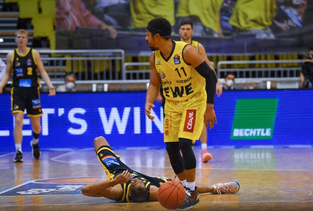GER, Basketball,easy Credit-BBL, EWE Baskets Oldenburg vs MHP RIESEN Ludwigsburg 15.01.2022, EWE Arena, Oldenburg, GER, easy Credit-BBL, EWE Baskets Oldenburg vs MHP RIESEN Ludwigsburg , im Bild verletzt am Boden Tremmell DARDEN ( MHP Riesen Ludwigsburg 21 ) gegen Phil PRESSEY ( EWE Baskets Oldenburg 11 )