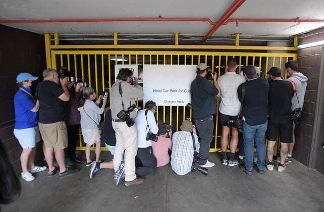 Tennis, Australian Open, Novak Djokovic auf dem zur Anhörung vor Gericht in Melbourne TENNIS NOVAK DJOKOVIC VISA, Media attempt to photograph Serbian tennis player Novak Djokovic as he is transported from an Immigration Hotel in Melbourne, Sunday, January 16, 2022. Novak Djokovic still faces uncertainty as to whether he can compete in the Australian Open, despite being announced in the tournament draw. ( NO ARCHIVING, EDITORIAL USE ONLY, NO USE IN BOOKS WITHOUT CONSENT MELBOURNE VIC AUSTRALIA  Copyright: xDAVExHUNTx 20220116001613731624
