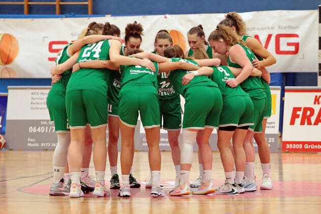 15.01.2022, xovx, Basketball Damen 2. Bundesliga DBBL, Bender Baskets Grünberg - Young Dolphins Marburg Die Marburger Spielerinnen schwören sich vor dem Spiel ein. Grünberg Sporthalle Theo-Koch-Schule Hessen Deutschland (DE)