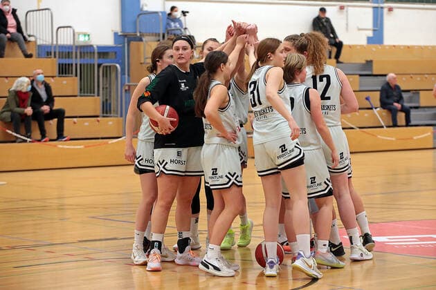 15.01.2022, xovx, Basketball Damen 2. Bundesliga DBBL, Bender Baskets Grünberg - Young Dolphins Marburg Die Grünberger Spielerinnen schwören sich vor dem Spiel ein. Grünberg Sporthalle Theo-Koch-Schule Hessen Deutschland (DE)