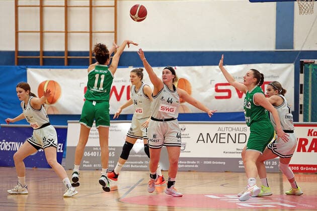15.01.2022, xovx, Basketball Damen 2. Bundesliga DBBL, Bender Baskets Grünberg - Young Dolphins Marburg v.l. Linn Villwock (Bender Baskets Grünberg), Selma Yesilova (Young Dolphins Marburg), Alva Hedrich (Bender Baskets Grünberg), Olivia Nash (Bender Baskets Grünberg), Johanna Klug (Young Dolphins Marburg), Venla Varis (Bender Baskets Grünberg) Grünberg Sporthalle Theo-Koch-Schule Hessen Deutschland (DE)