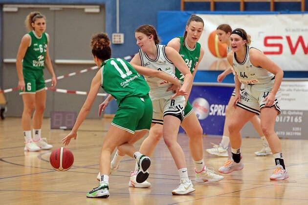 15.01.2022, xovx, Basketball Damen 2. Bundesliga DBBL, Bender Baskets Grünberg - Young Dolphins Marburg v.l. Theresa Simon (Young Dolphins Marburg), Selma Yesilova (Young Dolphins Marburg), Elisa Mevius (Bender Baskets Grünberg), Johanna Klug (Young Dolphins Marburg), Olivia Nash (Bender Baskets Grünberg) Grünberg Sporthalle Theo-Koch-Schule Hessen Deutschland (DE)