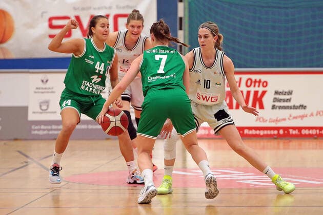 15.01.2022, xovx, Basketball Damen 2. Bundesliga DBBL, Bender Baskets Grünberg - Young Dolphins Marburg v.l. Jasmin Weyell (Young Dolphins Marburg), Alva Hedrich (Bender Baskets Grünberg), Sarah Lückenotte (Young Dolphins Marburg), Venla Varis (Bender Baskets Grünberg) Grünberg Sporthalle Theo-Koch-Schule Hessen Deutschland (DE)