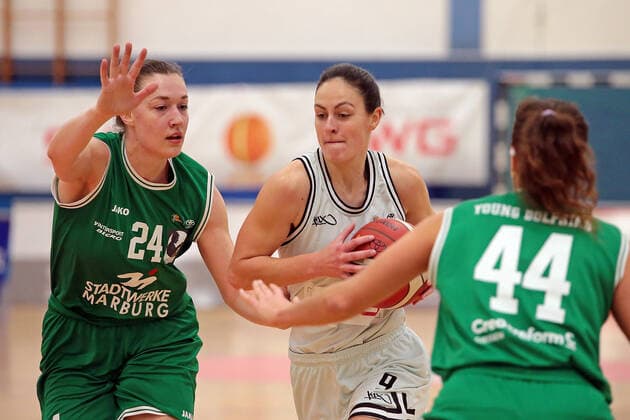 15.01.2022, xovx, Basketball Damen 2. Bundesliga DBBL, Bender Baskets Grünberg - Young Dolphins Marburg v.l. Johanna Klug (Young Dolphins Marburg), Isabell Meinhart (Bender Baskets Grünberg), Jasmin Weyell (Young Dolphins Marburg) Grünberg Sporthalle Theo-Koch-Schule Hessen Deutschland (DE)