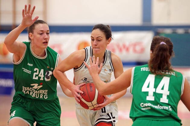 15.01.2022, xovx, Basketball Damen 2. Bundesliga DBBL, Bender Baskets Grünberg - Young Dolphins Marburg v.l. Johanna Klug (Young Dolphins Marburg), Isabell Meinhart (Bender Baskets Grünberg), Jasmin Weyell (Young Dolphins Marburg) Grünberg Sporthalle Theo-Koch-Schule Hessen Deutschland (DE)