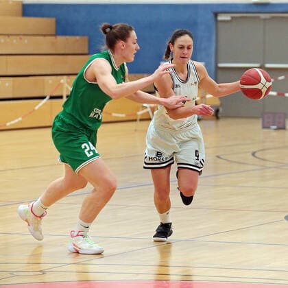 15.01.2022, xovx, Basketball Damen 2. Bundesliga DBBL, Bender Baskets Grünberg - Young Dolphins Marburg v.l. Johanna Klug (Young Dolphins Marburg), Isabell Meinhart (Bender Baskets Grünberg) Grünberg Sporthalle Theo-Koch-Schule Hessen Deutschland (DE)