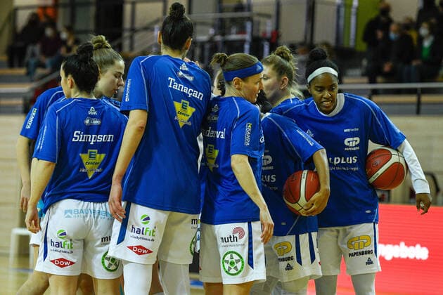 Basketball, DBBL, 1. BL, Damen, Gisa Lions SV Halle - Herner TC Halle, Deutschland 15. Januar 2022: 1.BBL - Damen - 2021 2022 - Gisa Lions SV Halle vs. Herne Die Spielerinnen Halle von bilden einen Mannschaftskreis zum Schulterschluss. SWH.arena Sachsen Anhalt Copyright: xFotostandx xxBallaschx