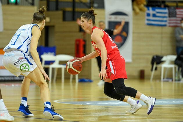 Basketball, DBBL, 1. BL, Damen, Gisa Lions SV Halle - Herner TC Halle, Deutschland 15. Januar 2022: 1.BBL - Damen - 2021 2022 - Gisa Lions SV Halle vs. Herne v. li. im Zweikampf Charlotte Kreuter (Halle) und Katarzyna Anna Trzeciak (Herne) SWH.arena Sachsen Anhalt Copyright: xFotostandx xxBallaschx