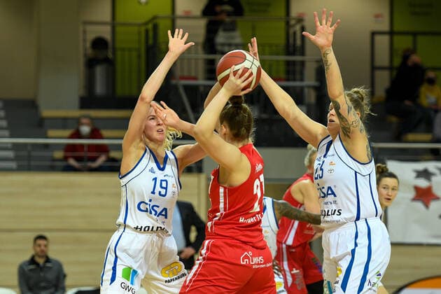 Basketball, DBBL, 1. BL, Damen, Gisa Lions SV Halle - Herner TC Halle, Deutschland 15. Januar 2022: 1.BBL - Damen - 2021 2022 - Gisa Lions SV Halle vs. Herne v. li. im Zweikampf Meret Kleine Beek (Halle), Polleros Sarah (Herne) und Klaudia Grudzien (Halle) SWH.arena Sachsen Anhalt Copyright: xFotostandx xxBallaschx