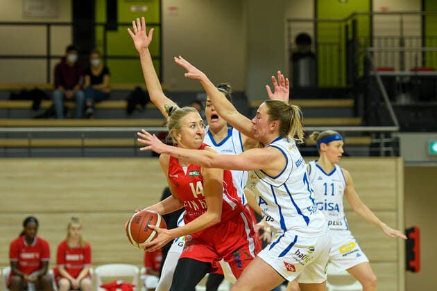 Basketball, DBBL, 1. BL, Damen, Gisa Lions SV Halle - Herner TC Halle, Deutschland 15. Januar 2022: 1.BBL - Damen - 2021 2022 - Gisa Lions SV Halle vs. Herne v. li. im Zweikampf Sofia Pelander (Herne), Devran Tanacan (Halle) und Barbora Kasparkova (Halle) SWH.arena Sachsen Anhalt Copyright: xFotostandx xxBallaschx