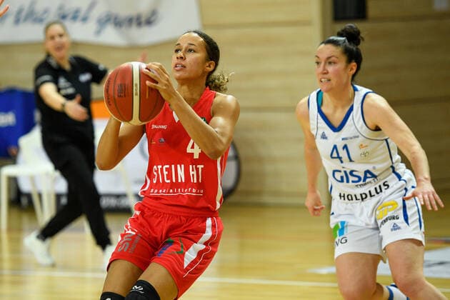 Basketball, DBBL, 1. BL, Damen, Gisa Lions SV Halle - Herner TC Halle, Deutschland 15. Januar 2022: 1.BBL - Damen - 2021 2022 - Gisa Lions SV Halle vs. Herne v. li. im Zweikampf Zolper Laura (Herne) und Eilidh Simpson (Halle) SWH.arena Sachsen Anhalt Copyright: xFotostandx xxBallaschx