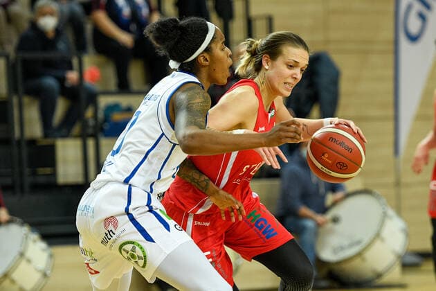 Basketball, DBBL, 1. BL, Damen, Gisa Lions SV Halle - Herner TC Halle, Deutschland 15. Januar 2022: 1.BBL - Damen - 2021 2022 - Gisa Lions SV Halle vs. Herne v. li. im Zweikampf Jasmine Laparis Gill (Halle) und Kristina Topuzovic (Herne) SWH.arena Sachsen Anhalt Copyright: xFotostandx xxBallaschx