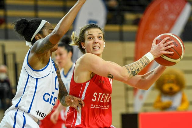 Basketball, DBBL, 1. BL, Damen, Gisa Lions SV Halle - Herner TC Halle, Deutschland 15. Januar 2022: 1.BBL - Damen - 2021 2022 - Gisa Lions SV Halle vs. Herne v. li. im Zweikampf Jasmine Laparis Gill (Halle) und Kristina Topuzovic (Herne) SWH.arena Sachsen Anhalt Copyright: xFotostandx xxBallaschx