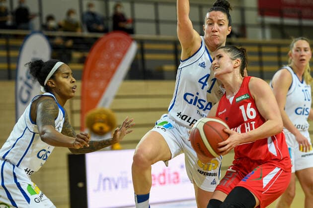 Basketball, DBBL, 1. BL, Damen, Gisa Lions SV Halle - Herner TC Halle, Deutschland 15. Januar 2022: 1.BBL - Damen - 2021 2022 - Gisa Lions SV Halle vs. Herne v. li. im Zweikampf Jasmine Laparis Gill (Halle) , Eilidh Simpson (Halle) und Katarzyna Anna Trzeciak (Herne) SWH.arena Sachsen Anhalt Copyright: xFotostandx xxBallaschx