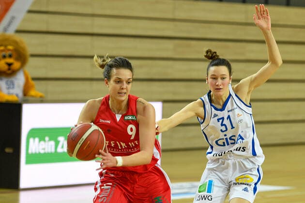 Basketball, DBBL, 1. BL, Damen, Gisa Lions SV Halle - Herner TC Halle, Deutschland 15. Januar 2022: 1.BBL - Damen - 2021 2022 - Gisa Lions SV Halle vs. Herne v. li. im Zweikampf Kristina Topuzovic (Herne) und Charlotte Kreuter (Halle) SWH.arena Sachsen Anhalt Copyright: xFotostandx xxBallaschx
