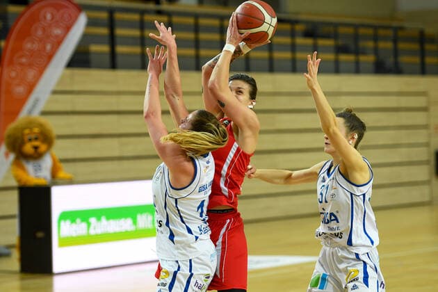 Basketball, DBBL, 1. BL, Damen, Gisa Lions SV Halle - Herner TC Halle, Deutschland 15. Januar 2022: 1.BBL - Damen - 2021 2022 - Gisa Lions SV Halle vs. Herne v. li. im Zweikampf Barbora Kasparkova (Halle),Kristina Topuzovic (Herne) und Charlotte Kreuter (Halle) SWH.arena Sachsen Anhalt Copyright: xFotostandx xxBallaschx