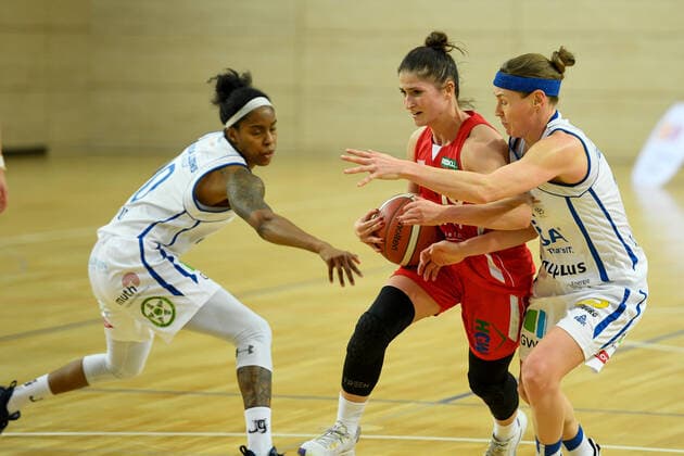 Basketball, DBBL, 1. BL, Damen, Gisa Lions SV Halle - Herner TC Halle, Deutschland 15. Januar 2022: 1.BBL - Damen - 2021 2022 - Gisa Lions SV Halle vs. Herne v. li. im Zweikampf Jasmine Laparis Gill (Halle), Katarzyna Anna Trzeciak (Herne) und Rachael Vanderwal (Halle) SWH.arena Sachsen Anhalt Copyright: xFotostandx xxBallaschx