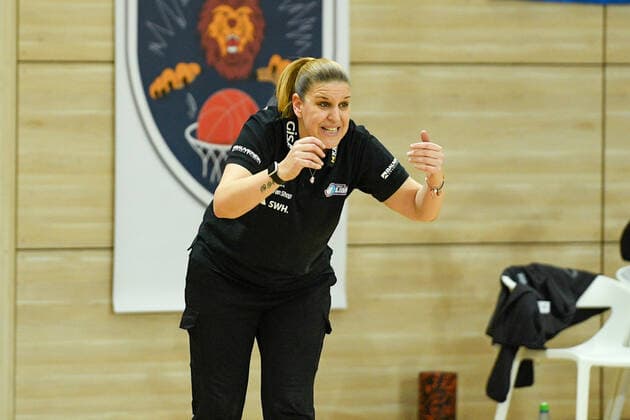 Basketball, DBBL, 1. BL, Damen, Gisa Lions SV Halle - Herner TC Halle, Deutschland 15. Januar 2022: 1.BBL - Damen - 2021 2022 - Gisa Lions SV Halle vs. Herne Head Coach Katerina Hatzidaki (Halle) gestikuliert am Spielfeld. SWH.arena Sachsen Anhalt Copyright: xFotostandx xxBallaschx