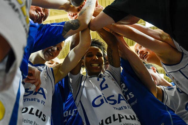 Basketball, DBBL, 1. BL, Damen, Gisa Lions SV Halle - Herner TC Halle, Deutschland 15. Januar 2022: 1.BBL - Damen - 2021 2022 - Gisa Lions SV Halle vs. Herne Die Spielerinnen von Halle jubeln über den Heimsieg. SWH.arena Sachsen Anhalt Copyright: xFotostandx xxBallaschx