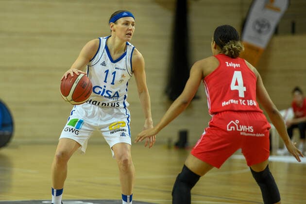 Basketball, DBBL, 1. BL, Damen, Gisa Lions SV Halle - Herner TC Halle, Deutschland 15. Januar 2022: 1.BBL - Damen - 2021 2022 - Gisa Lions SV Halle vs. Herne v. li. im Zweikampf Rachael Vanderwal (Halle) und Zolper Laura (Herne) SWH.arena Sachsen Anhalt Copyright: xFotostandx xxBallaschx