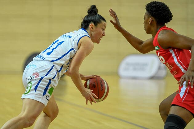 Basketball, DBBL, 1. BL, Damen, Gisa Lions SV Halle - Herner TC Halle, Deutschland 15. Januar 2022: 1.BBL - Damen - 2021 2022 - Gisa Lions SV Halle vs. Herne v. li. im Zweikampf Eilidh Simpson (Halle) und Tayler Mingo (Herne) SWH.arena Sachsen Anhalt Copyright: xFotostandx xxBallaschx