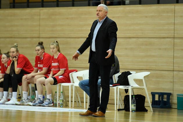 Basketball, DBBL, 1. BL, Damen, Gisa Lions SV Halle - Herner TC Halle, Deutschland 15. Januar 2022: 1.BBL - Damen - 2021 2022 - Gisa Lions SV Halle vs. Herne Trainer Piotrowski Marek (Herne) gestikuliert am Spielfeld. SWH.arena Sachsen Anhalt Copyright: xFotostandx xxBallaschx