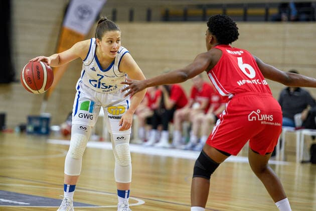 Basketball, DBBL, 1. BL, Damen, Gisa Lions SV Halle - Herner TC Halle, Deutschland 15. Januar 2022: 1.BBL - Damen - 2021 2022 - Gisa Lions SV Halle vs. Herne v. li. im Zweikampf Laura Schinkel (Halle) und Tayler Mingo (Herne) SWH.arena Sachsen Anhalt Copyright: xFotostandx xxBallaschx