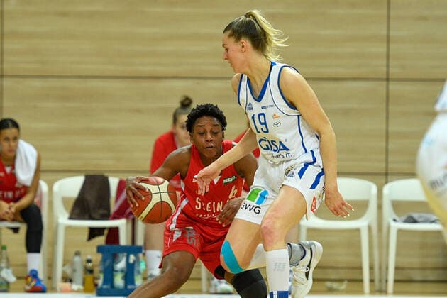 Basketball, DBBL, 1. BL, Damen, Gisa Lions SV Halle - Herner TC Halle, Deutschland 15. Januar 2022: 1.BBL - Damen - 2021 2022 - Gisa Lions SV Halle vs. Herne v. li. im Zweikampf Tayler Mingo (Herne) und Meret Kleine Beek (Halle) SWH.arena Sachsen Anhalt Copyright: xFotostandx xxBallaschx