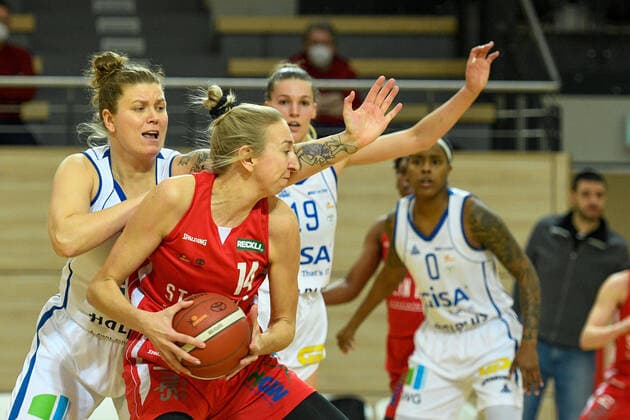 Basketball, DBBL, 1. BL, Damen, Gisa Lions SV Halle - Herner TC Halle, Deutschland 15. Januar 2022: 1.BBL - Damen - 2021 2022 - Gisa Lions SV Halle vs. Herne v. li. im Zweikampf Klaudia Grudzien (Halle) und Sofia Pelander (Herne) SWH.arena Sachsen Anhalt Copyright: xFotostandx xxBallaschx