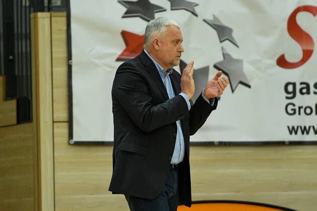 Basketball, DBBL, 1. BL, Damen, Gisa Lions SV Halle - Herner TC Halle, Deutschland 15. Januar 2022: 1.BBL - Damen - 2021 2022 - Gisa Lions SV Halle vs. Herne Trainer Piotrowski Marek (Herne) gestikuliert am Spielfeld. SWH.arena Sachsen Anhalt Copyright: xFotostandx xxBallaschx