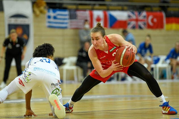 Basketball, DBBL, 1. BL, Damen, Gisa Lions SV Halle - Herner TC Halle, Deutschland 15. Januar 2022: 1.BBL - Damen - 2021 2022 - Gisa Lions SV Halle vs. Herne v. li. im Zweikampf Deeshyra Thomas (Halle) und Jelena Vucetic (Herne) SWH.arena Sachsen Anhalt Copyright: xFotostandx xxBallaschx