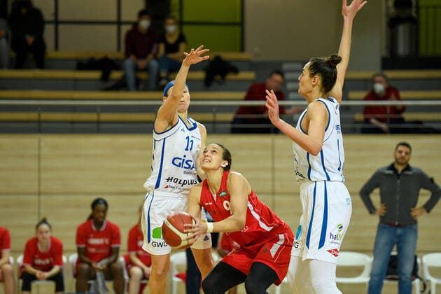 Basketball, DBBL, 1. BL, Damen, Gisa Lions SV Halle - Herner TC Halle, Deutschland 15. Januar 2022: 1.BBL - Damen - 2021 2022 - Gisa Lions SV Halle vs. Herne v.li.Rachael Vanderwal (Halle), Kristina Topuzovic (Herne) und Devran Tanacan (Halle) SWH.arena Sachsen Anhalt Copyright: xFotostandx xxBallaschx