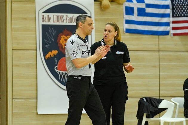 Basketball, DBBL, 1. BL, Damen, Gisa Lions SV Halle - Herner TC Halle, Deutschland 15. Januar 2022: 1.BBL - Damen - 2021 2022 - Gisa Lions SV Halle vs. Herne v.re.Head Coach Katerina Hatzidaki (Halle) diskutiert mit dem Schiedsrichter SWH.arena Sachsen Anhalt Copyright: xFotostandx xxBallaschx