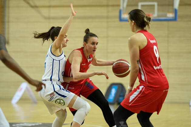 Basketball, DBBL, 1. BL, Damen, Gisa Lions SV Halle - Herner TC Halle, Deutschland 15. Januar 2022: 1.BBL - Damen - 2021 2022 - Gisa Lions SV Halle vs. Herne v. li. im Zweikampf Laura Schinkel (Halle), Polleros Sarah (Herne) und Kristina Topuzovic (Herne) SWH.arena Sachsen Anhalt Copyright: xFotostandx xxBallaschx