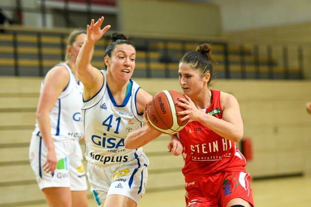 Basketball, DBBL, 1. BL, Damen, Gisa Lions SV Halle - Herner TC Halle, Deutschland 15. Januar 2022: 1.BBL - Damen - 2021 2022 - Gisa Lions SV Halle vs. Herne v. li. im Zweikampf Eilidh Simpson (Halle) und Katarzyna Anna Trzeciak (Herne) SWH.arena Sachsen Anhalt Copyright: xFotostandx xxBallaschx