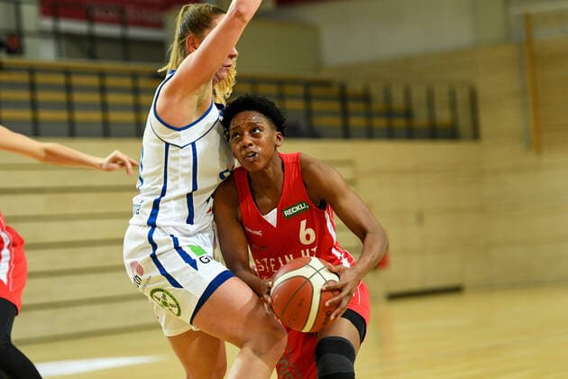 Basketball, DBBL, 1. BL, Damen, Gisa Lions SV Halle - Herner TC Halle, Deutschland 15. Januar 2022: 1.BBL - Damen - 2021 2022 - Gisa Lions SV Halle vs. Herne v. li. im Zweikampf Barbora Kasparkova (Halle) und Tayler Mingo (Herne) SWH.arena Sachsen Anhalt Copyright: xFotostandx xxBallaschx