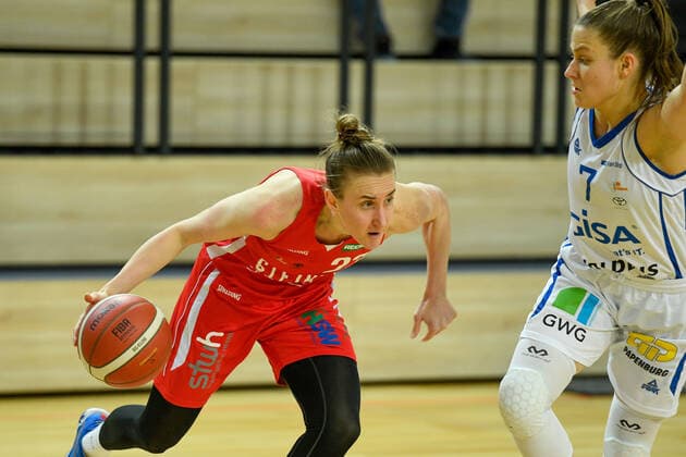 Basketball, DBBL, 1. BL, Damen, Gisa Lions SV Halle - Herner TC Halle, Deutschland 15. Januar 2022: 1.BBL - Damen - 2021 2022 - Gisa Lions SV Halle vs. Herne v. li. im Zweikampf Jelena Vucetic (Herne) und Laura Schinkel (Halle) SWH.arena Sachsen Anhalt Copyright: xFotostandx xxBallaschx