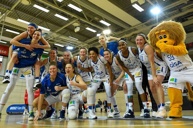 Basketball, DBBL, 1. BL, Damen, Gisa Lions SV Halle - Herner TC Halle, Deutschland 15. Januar 2022: 1.BBL - Damen - 2021 2022 - Gisa Lions SV Halle vs. Herne Die Mannschaft von Halle feiert ihren Sieg über Herne SWH.arena Sachsen Anhalt Copyright: xFotostandx xxBallaschx