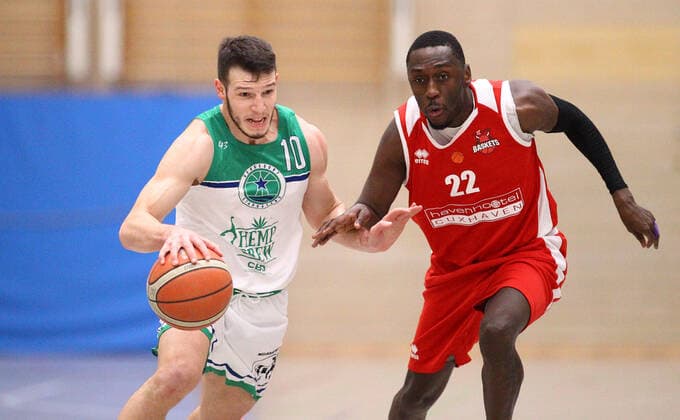 Basketball, 1. Regionalliga Nord, 16. Spieltag, TSG Bergedorf Stargazers - Rot-Weiss Cuxhaven Baskets (76:63), Matej Jelovcic (TSG, l.), Nene Kiameso. Neuallermöhe Hamburg