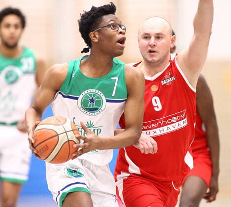 Basketball, 1. Regionalliga Nord, 16. Spieltag, TSG Bergedorf Stargazers - Rot-Weiss Cuxhaven Baskets (76:63), Davis Charmlash (TSG, l.), Andreas Hasenkamm. Neuallermöhe Hamburg