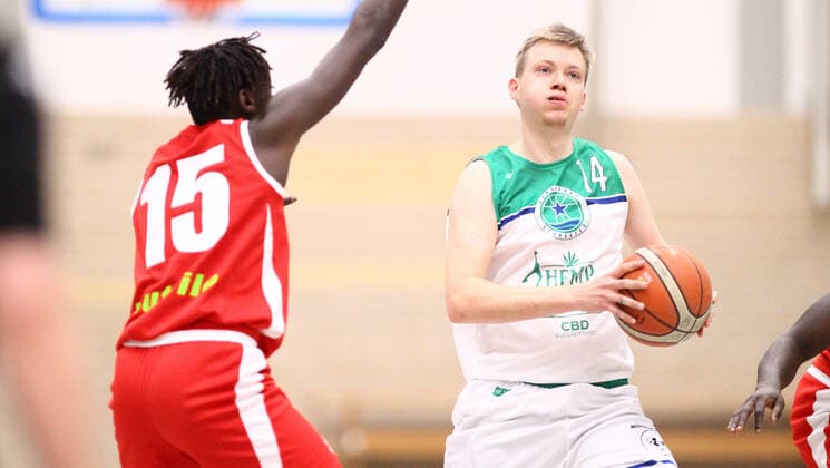 Basketball, 1. Regionalliga Nord, 16. Spieltag, TSG Bergedorf Stargazers - Rot-Weiss Cuxhaven Baskets (76:63), Lukunga Kalongi (Cuxhaven, l.), Björn Fock. Neuallermöhe Hamburg