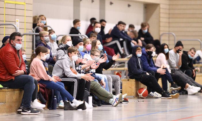Basketball, 1. Regionalliga Nord, 16. Spieltag, TSG Bergedorf Stargazers - Rot-Weiss Cuxhaven Baskets (76:63), Zuschauer in der Sporthalle Fährbuernfleet mit Mund-Nasen-Masken. Es galt die 2G-Plus-Regel in der Halle und bestand Maskenpflicht. Neuallermöhe Hamburg