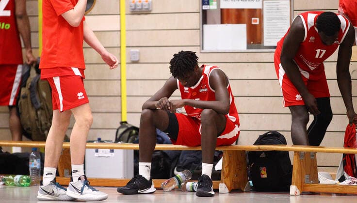 Basketball, 1. Regionalliga Nord, 16. Spieltag, TSG Bergedorf Stargazers - Rot-Weiss Cuxhaven Baskets (76:63), Lukunga Kalongi (Cuxhaven, M). Frust nach Spielende. Neuallermöhe Hamburg