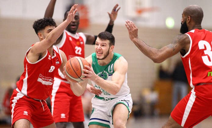 Basketball, 1. Regionalliga Nord, 16. Spieltag, TSG Bergedorf Stargazers - Rot-Weiss Cuxhaven Baskets (76:63), Marc Klesper (Cuxhaven, l.), Matej Jelovcic (TSG, M.), Desmond Arman Ringer (Cuxhaven, r.). Neuallermöhe Hamburg