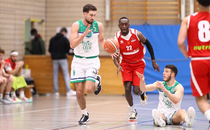 Basketball, 1. Regionalliga Nord, 16. Spieltag, TSG Bergedorf Stargazers - Rot-Weiss Cuxhaven Baskets (76:63), Aleksandar Postic (TSG, l.), Nene Kiameso (Cuxhaven, M.), Matej Jelovcic (TSG, 3.v.l.). Neuallermöhe Hamburg