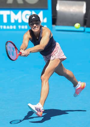 Angelique Kerber (GER) waehrend einer Trainingseinheit, Training, Trainer, coach Tennis - Australian Open 2022 - Grand Slam - Melbourne Park - Melbourne - Victoria - Australia - 16 January 2022. Copyright: xJuergenxHasenkopfx