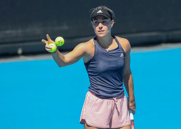 Angelique Kerber (GER) waehrend einer Trainingseinheit, Training, Trainer, coach Tennis - Australian Open 2022 - Grand Slam - Melbourne Park - Melbourne - Victoria - Australia - 16 January 2022. Copyright: xJuergenxHasenkopfx
