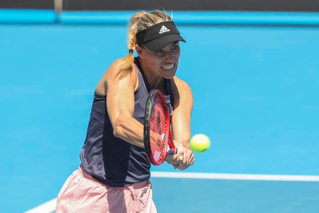 Angelique Kerber (GER) waehrend einer Trainingseinheit, Training, Trainer, coach Tennis - Australian Open 2022 - Grand Slam - Melbourne Park - Melbourne - Victoria - Australia - 16 January 2022. Copyright: xJuergenxHasenkopfx